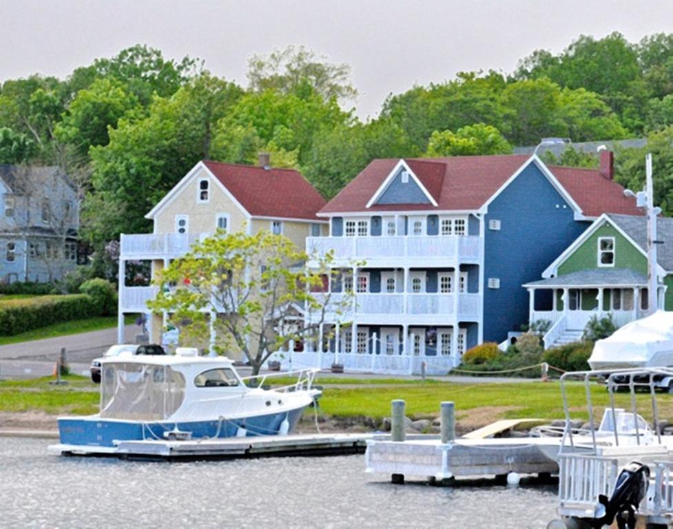 The Water'S Edge Inn & Gallery Baddeck Exterior photo